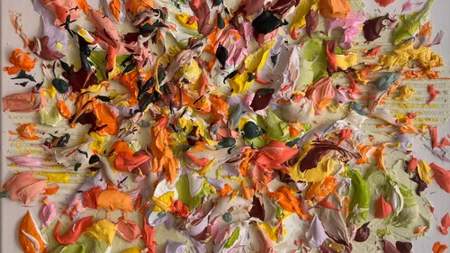 Buntes abstraktes Gemälde mit dicken Pinselstrichen.