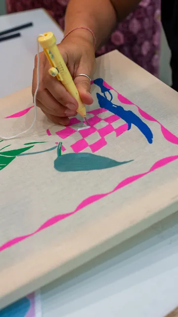 Hand näht buntes Design auf Stoff.