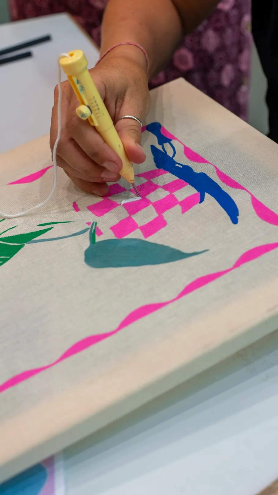 Hand näht buntes Design auf Stoff.