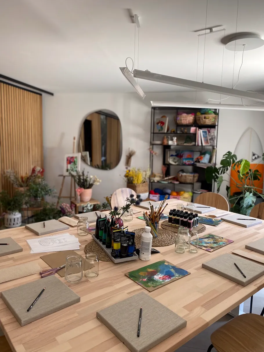 Kunststudio-Tisch mit Malutensilien.