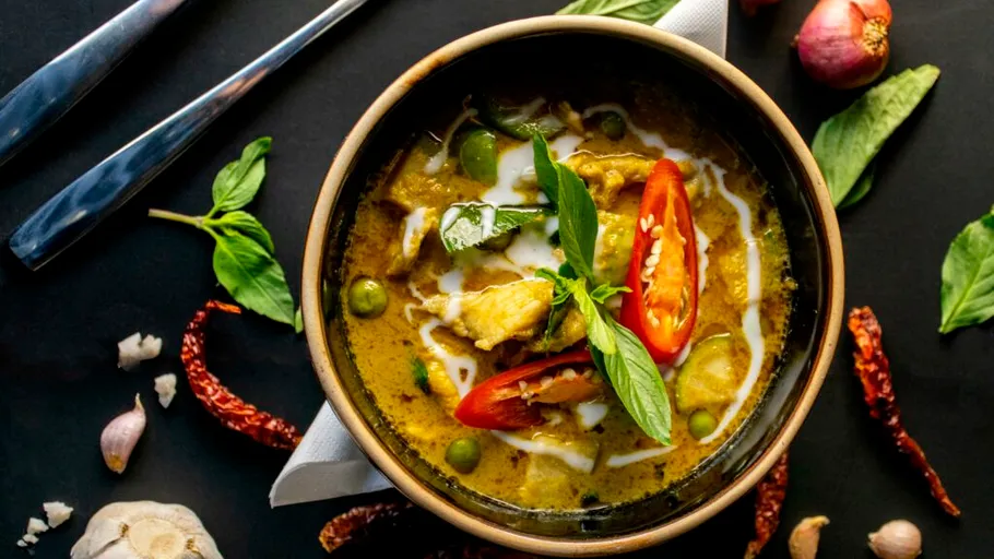 Schüssel Curry mit Kräutern und Gewürzen.