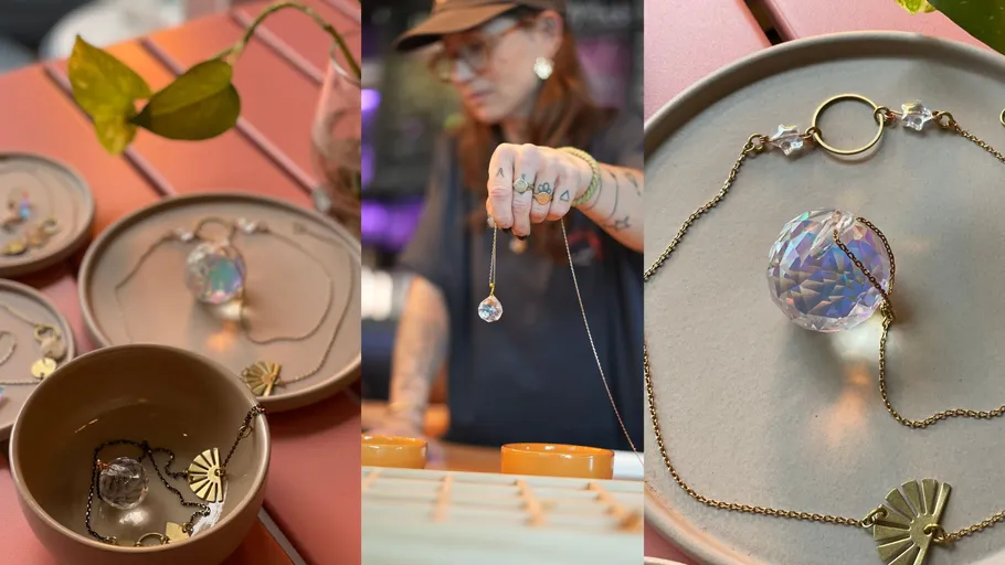 Schmuck mit Kristallen ausgestellt und Person präsentiert.
