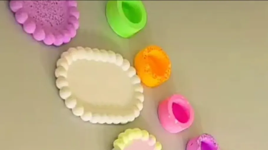 Bunte Tonformen auf einem Tisch.