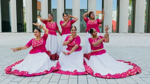 Frauen tanzen traditionell im Freien.