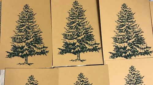 Baumillustrationen auf braunem Papierhintergrund.