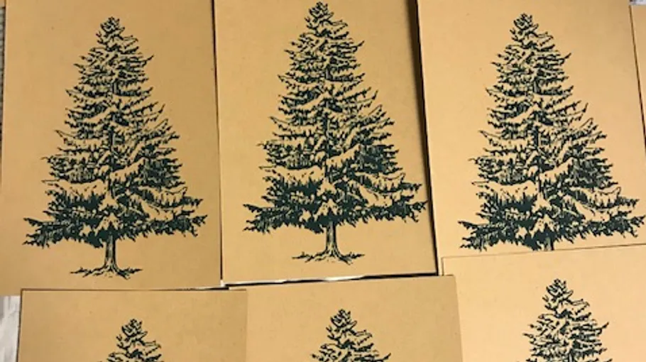 Baumillustrationen auf braunem Papierhintergrund.