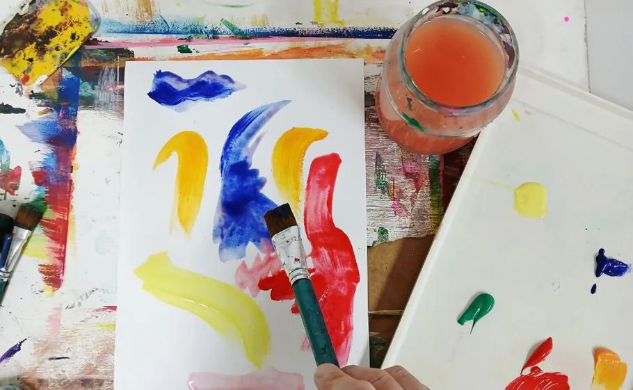 Hand malt bunte Striche auf Papier.