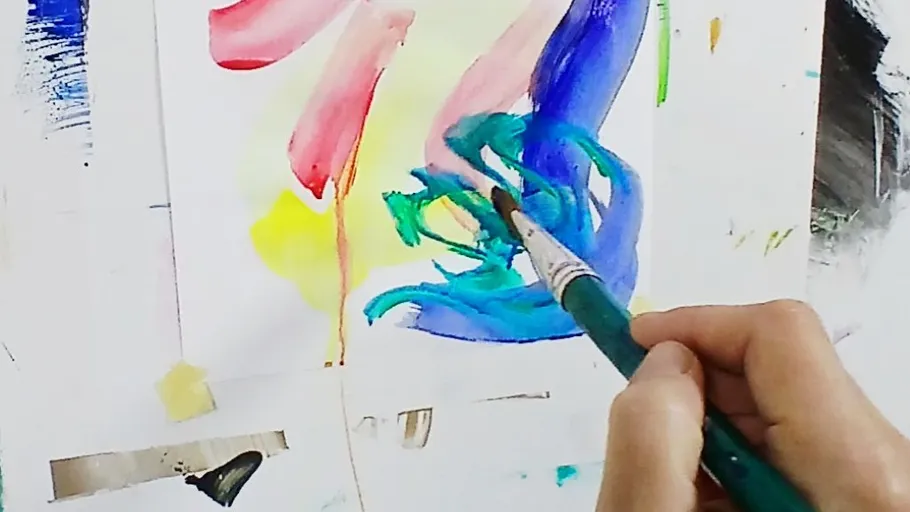 Hand malt bunte Pinselstriche auf Papier.