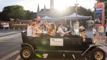 Menschen essen in Oldtimer im Stadtzentrum.