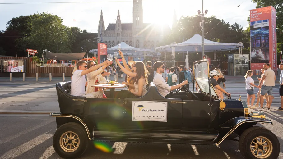Menschen essen in Oldtimer im Stadtzentrum.