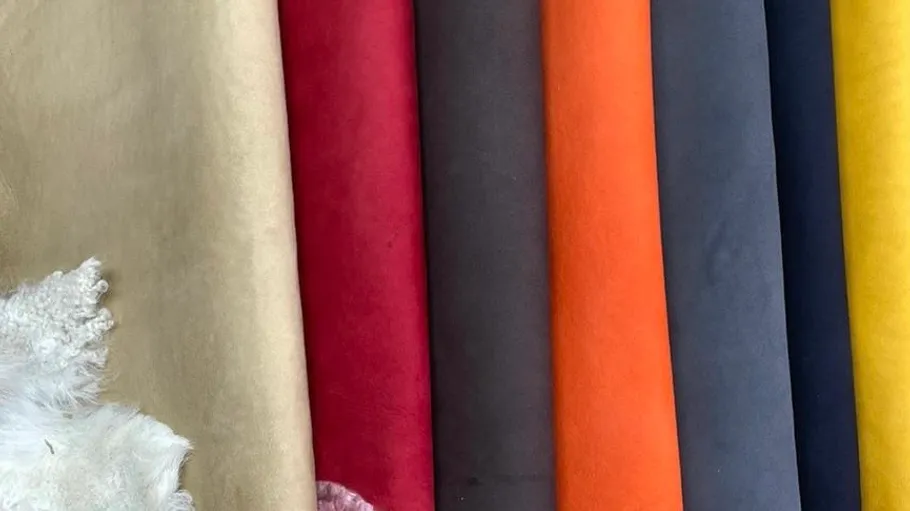 Bunte Stoffrollen in einer Reihe ausgestellt.