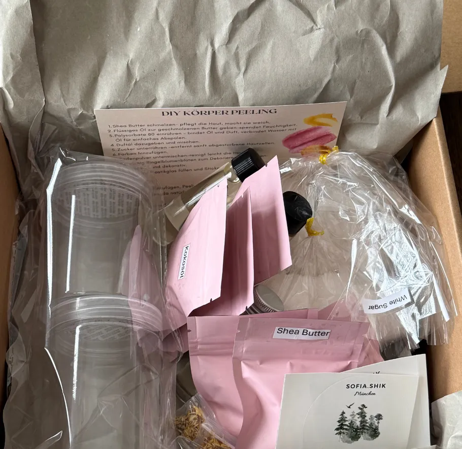 DIY Körperpeeling-Set mit Zutaten und Anleitungen.