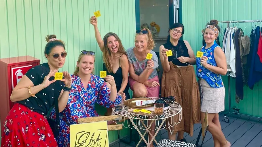 Frauen halten Zettel, lächeln, Indoor-Treffen.