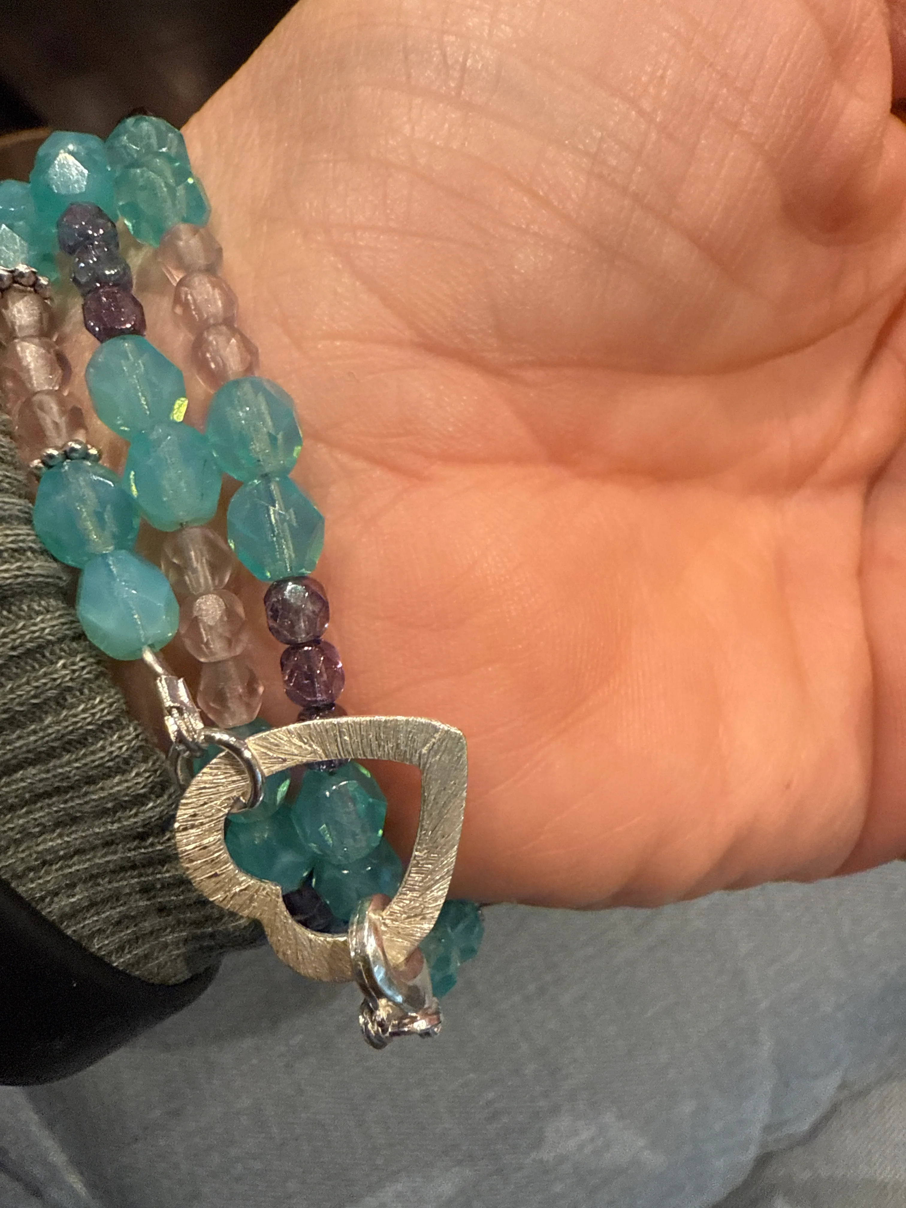 Armband mit Perlen in der Hand gehalten.