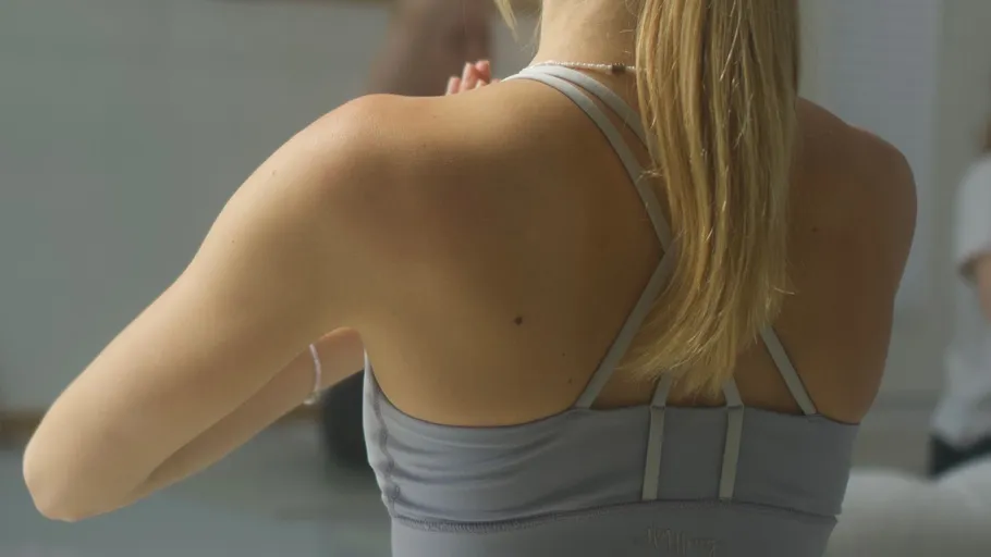 Frau macht Yoga drinnen, konzentrierte Umgebung.