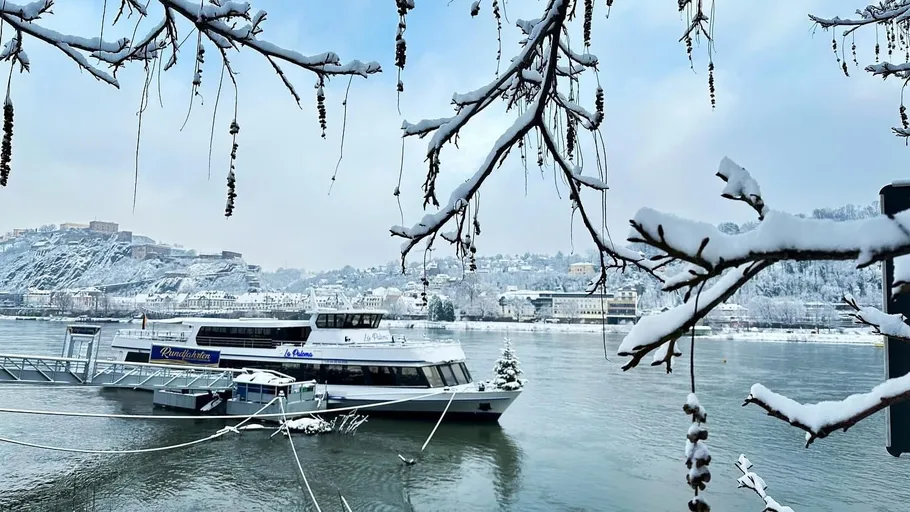 Boot an verschneitem Flussufer im Winter.