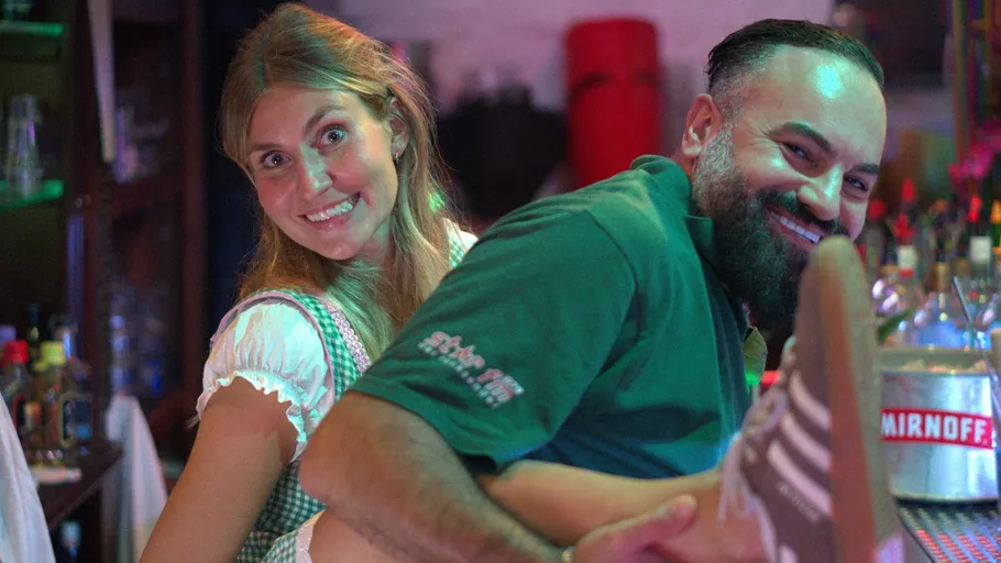 Mann und Frau posieren glücklich in einer Bar.