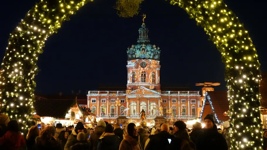 Menschenmenge auf einem festlichen Nachtmarkt.