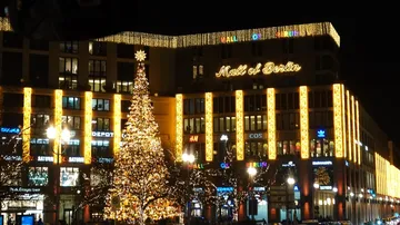 Mall of Berlin mit Weihnachtslichtern und Baum.