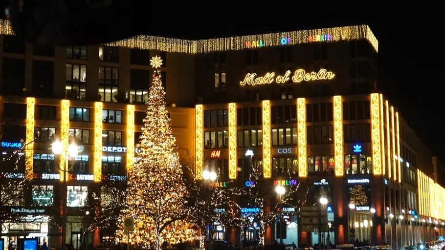 Mall of Berlin mit Weihnachtslichtern und Baum.