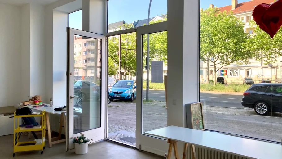 Offene Tür in hellem, modernem Innenraum.