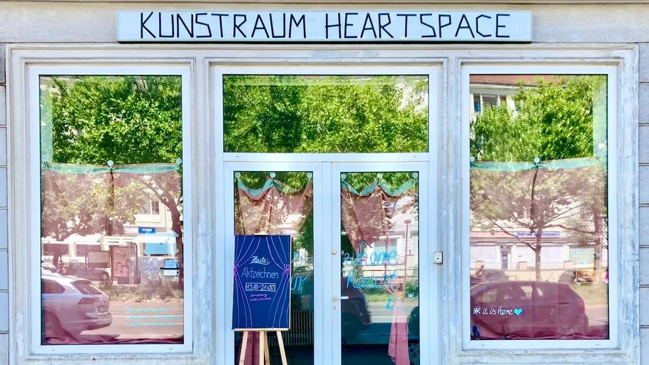 Ladenfront mit handgeschriebenen Schildern und Spiegelungen.
