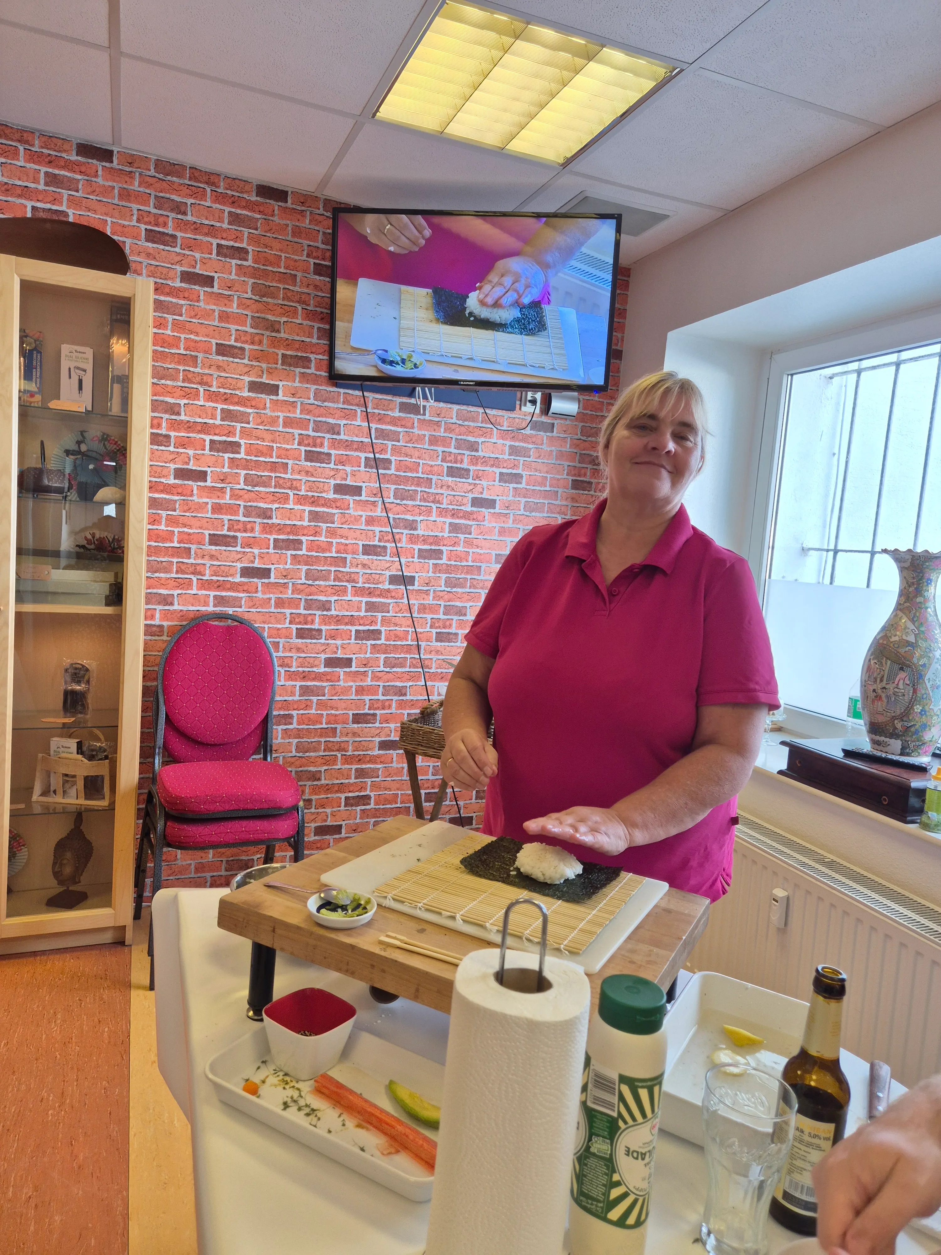 Frau macht Sushi in einer Küchenszene.