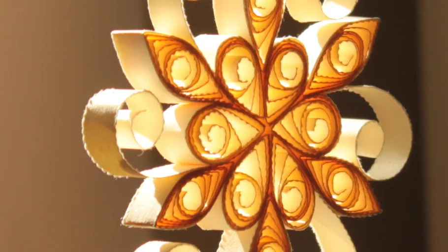 Papiersternornament im warmen Licht.