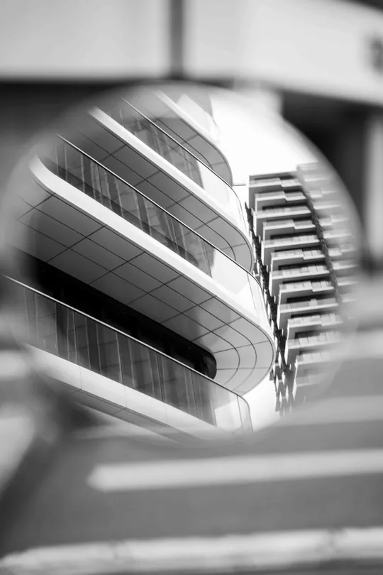 Moderne Gebäude im runden Spiegel reflektiert.