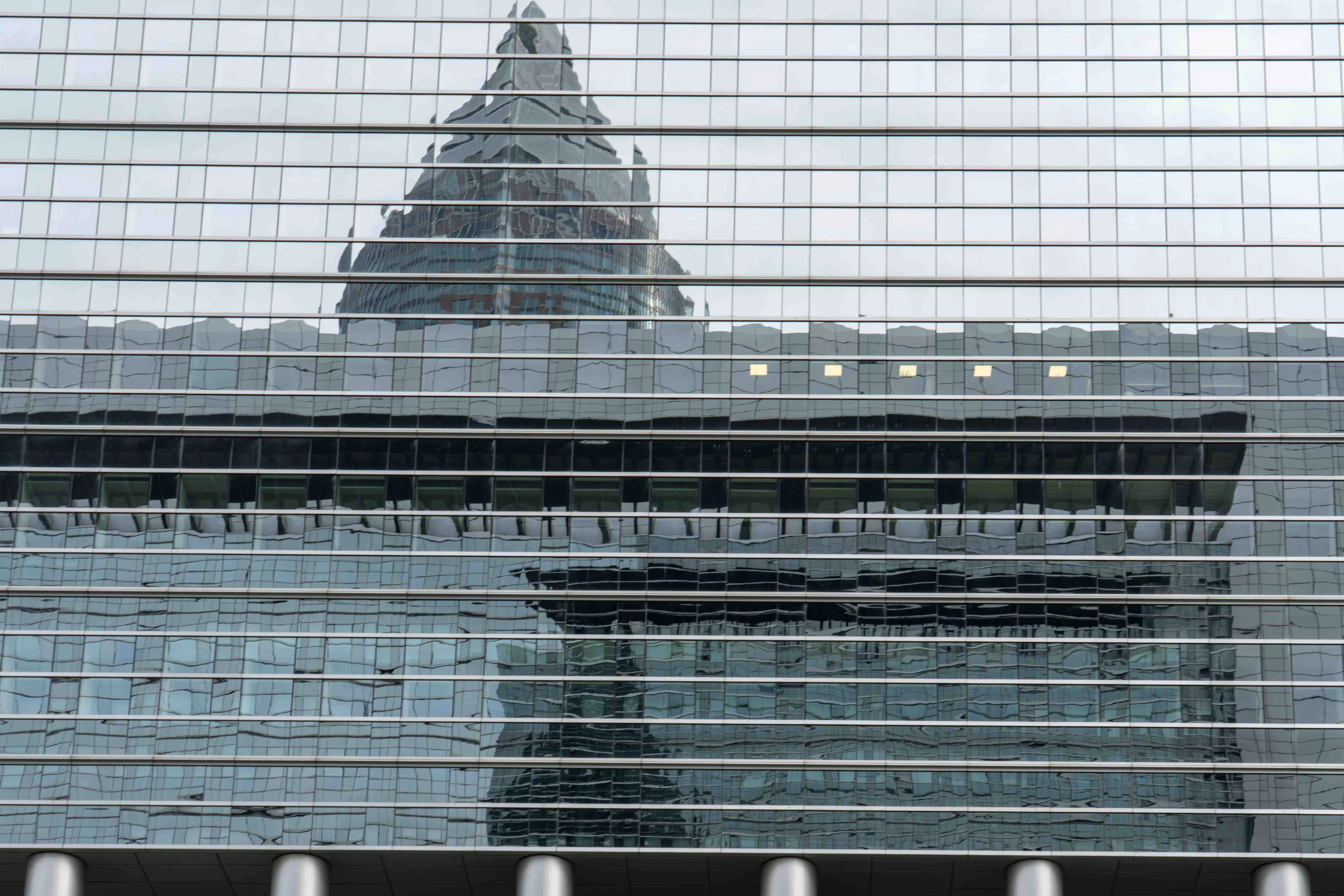 Gebäudespiegelung auf Glasfenstern, verzerrter Blick.