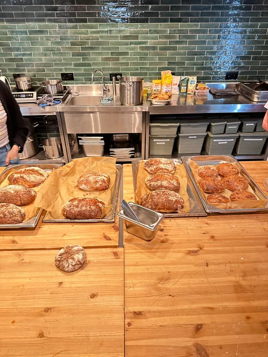 Frisches Brot auf Tabletts in einer Küche.