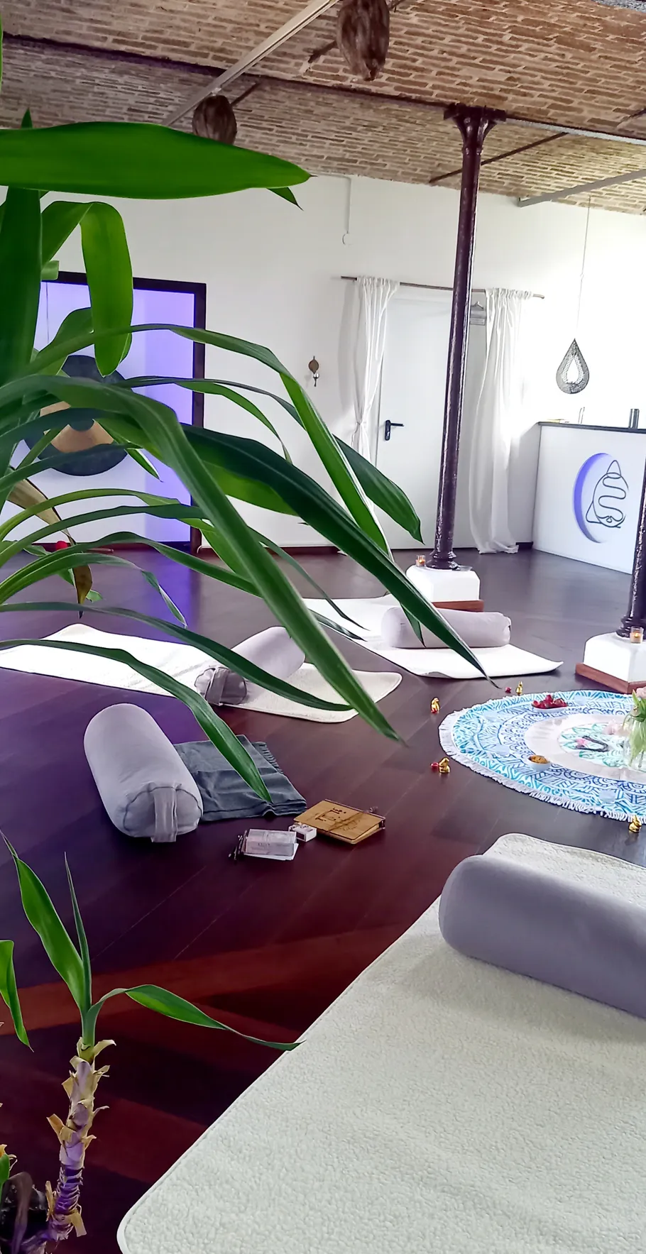 Yogamatten mit Kissen in einem ruhigen Studio.