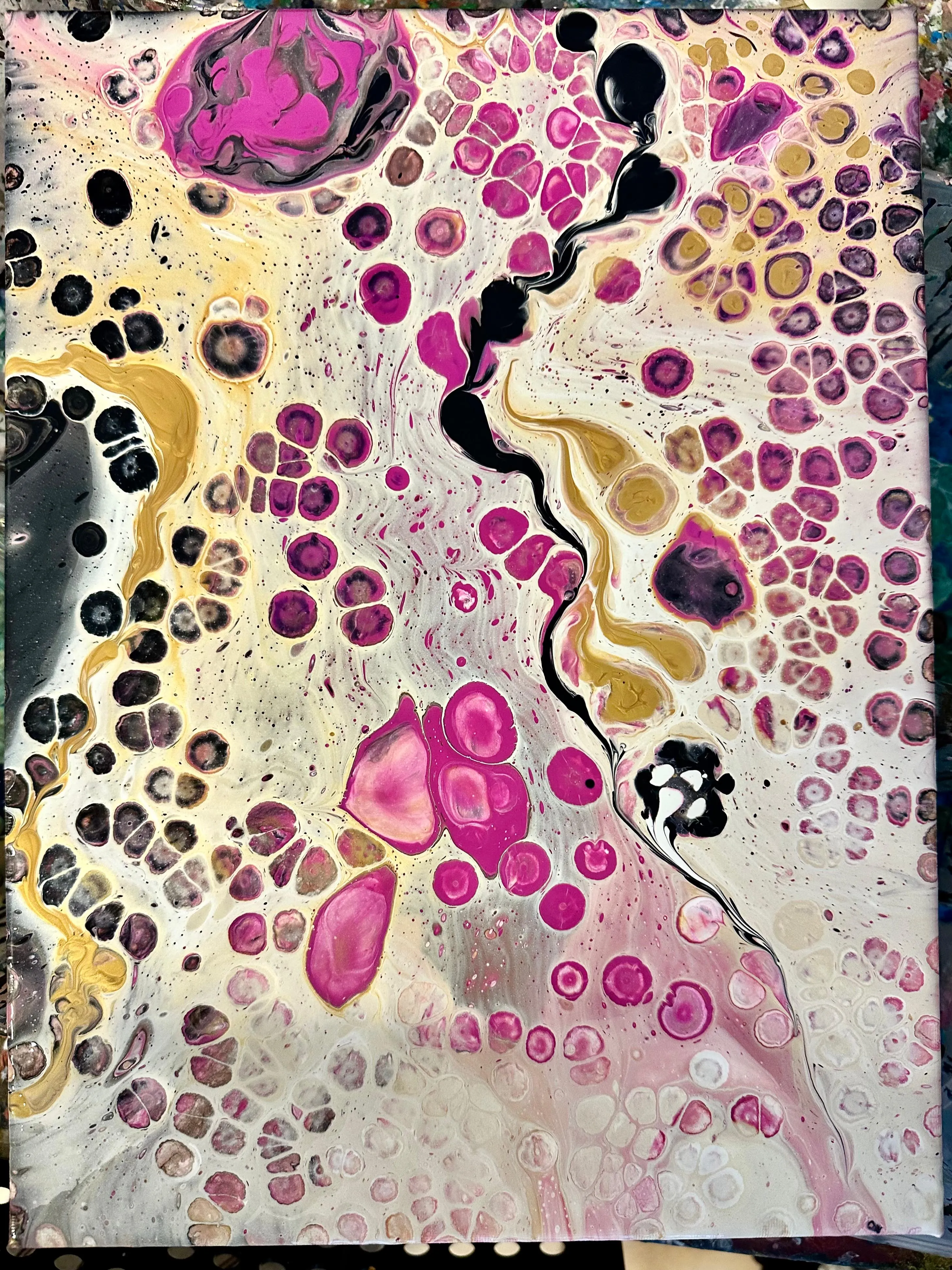 Abstraktes Gemälde mit rosa, schwarzen und goldenen Wirbeln.