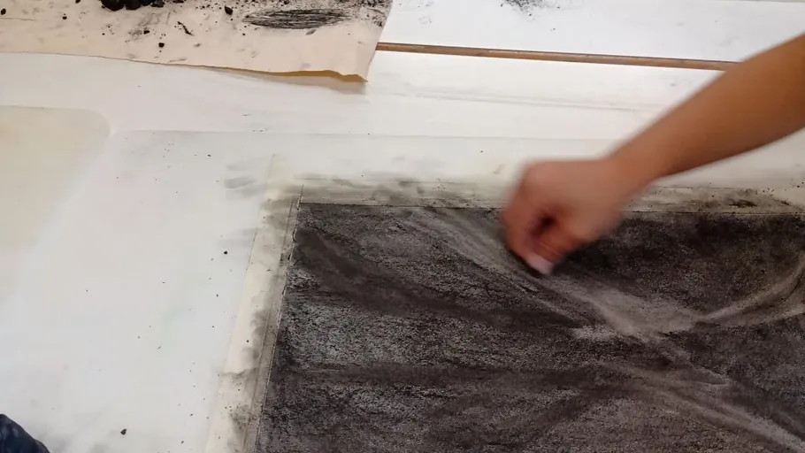Hand zeichnet mit Kohle auf Papier.
