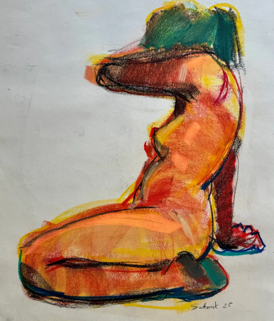 Bunte abstrakte Figur sitzt auf dem Boden.