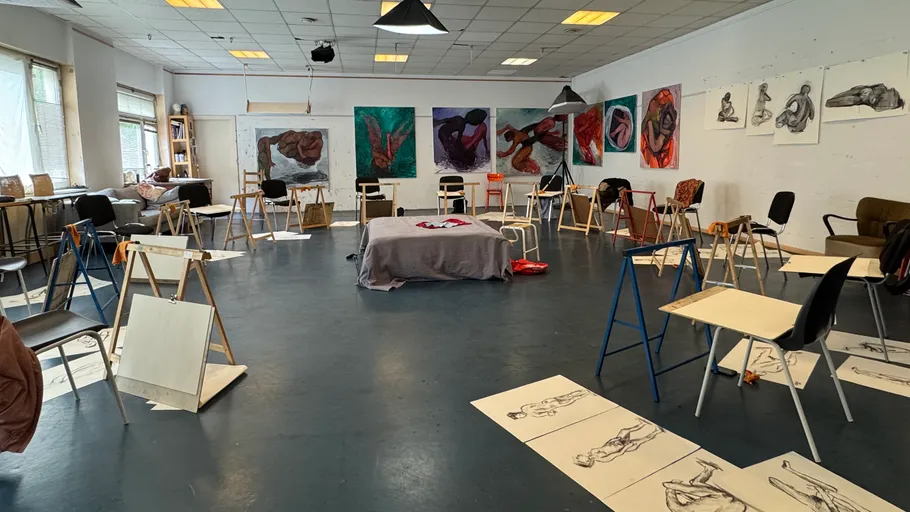 Kunststudio mit Skizzen und Gemälden ausgestellt.