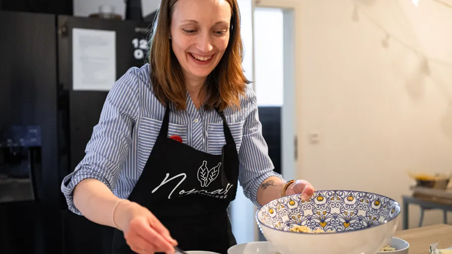 Frau bereitet Essen in einer Küche zu.