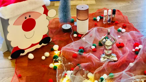 Weihnachtsdekoration mit Santa, Pompons und Lichtern.