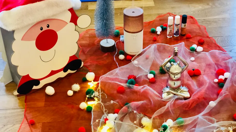 Weihnachtsdekoration mit Santa, Pompons und Lichtern.