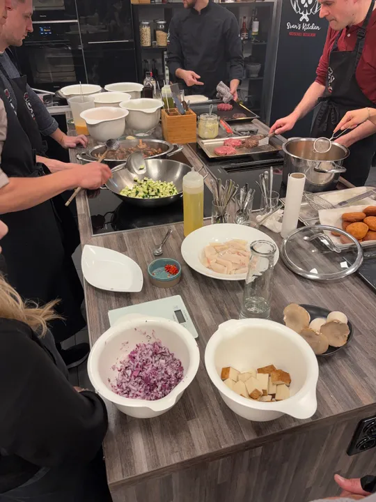Menschen kochen in einer modernen Küche.