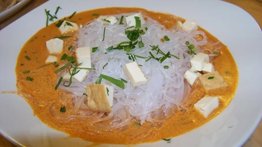 Glasnudeln mit Tofu in roter Soße.