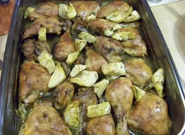 Geröstetes Hühnchen und Artischocken in Auflaufform.
