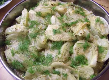 Gebackener Fenchel mit Käse in einer Schale.