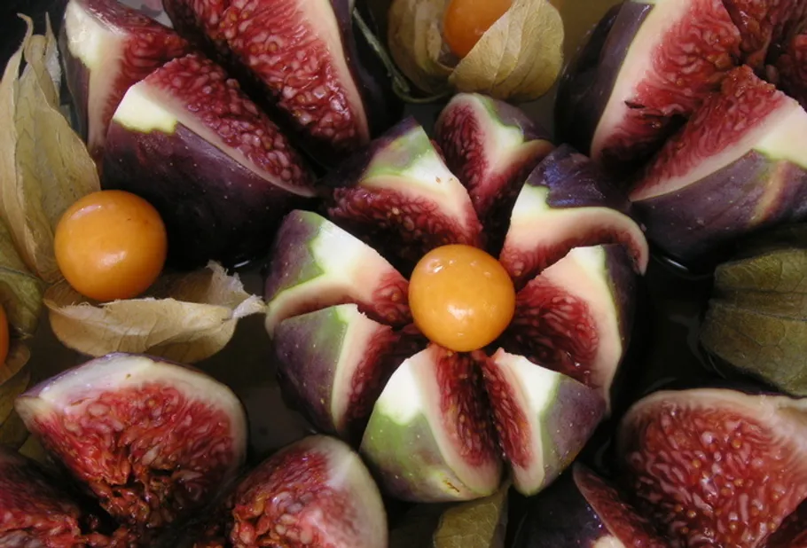 Feigen und Physalis dekorativ angeordnet.