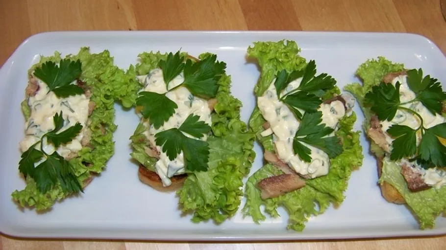 Offene Sandwiches mit Salat, Belag auf Platte.