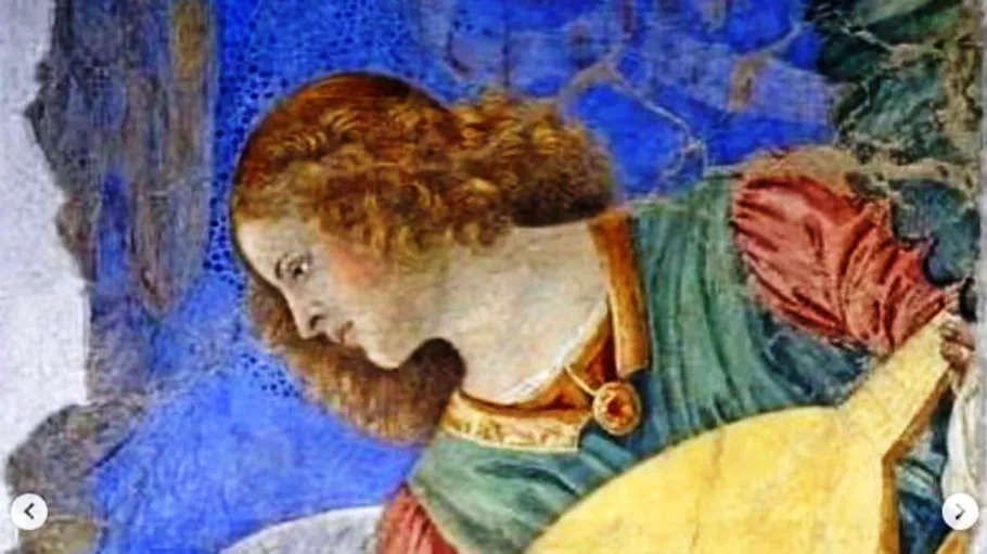 Künstlerischer Engel spielt Laute, leuchtend blauer Hintergrund.