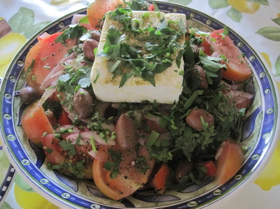 Griechischer Salat mit Feta und Oliven.