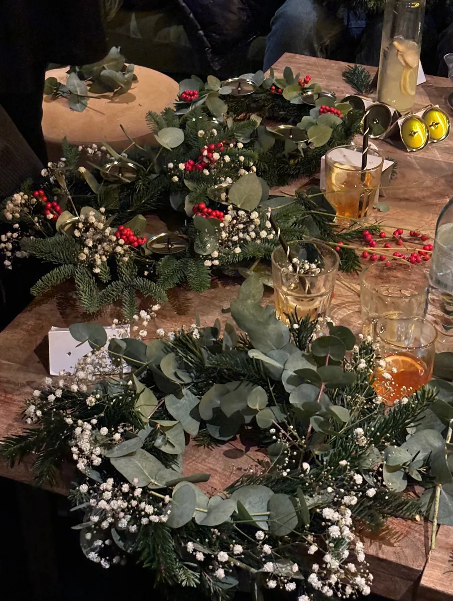 Wreaths with drinks on wooden table.