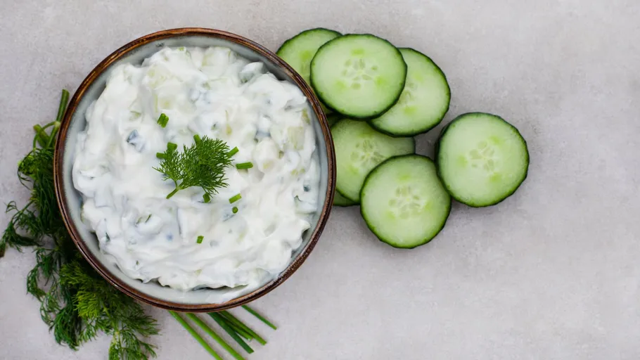 Schüssel Tzatziki mit Gurkenscheiben.