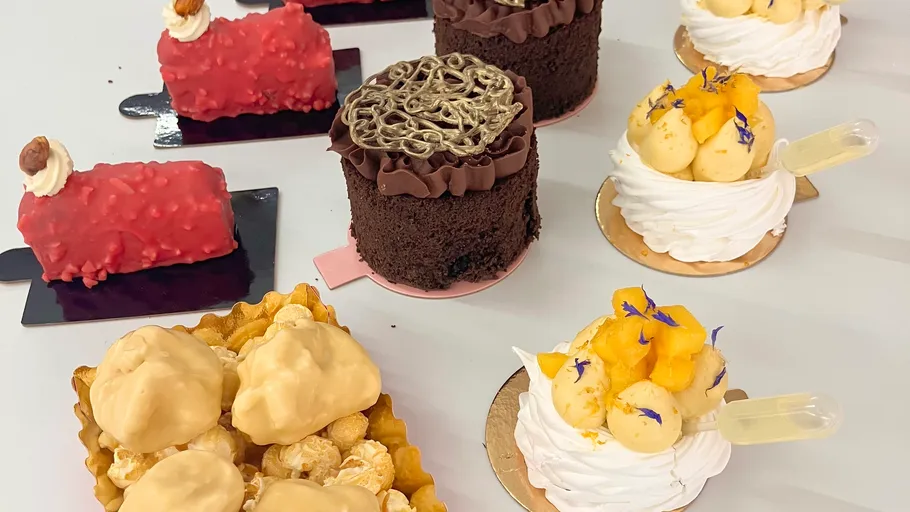 Verschiedene Desserts auf weißem Untergrund.